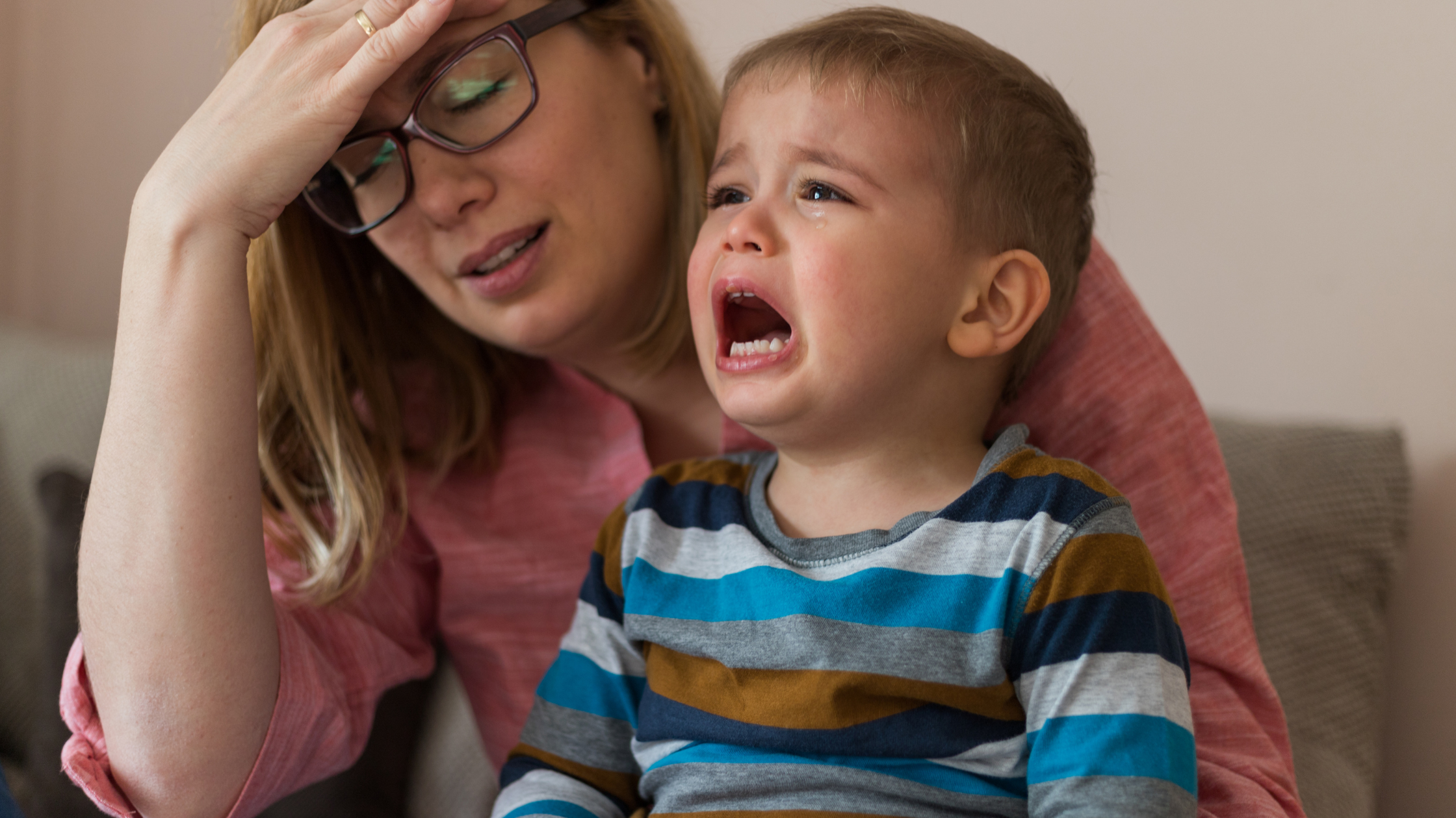 Kind weint, Mama verzweifelt, Mama versteht nicht