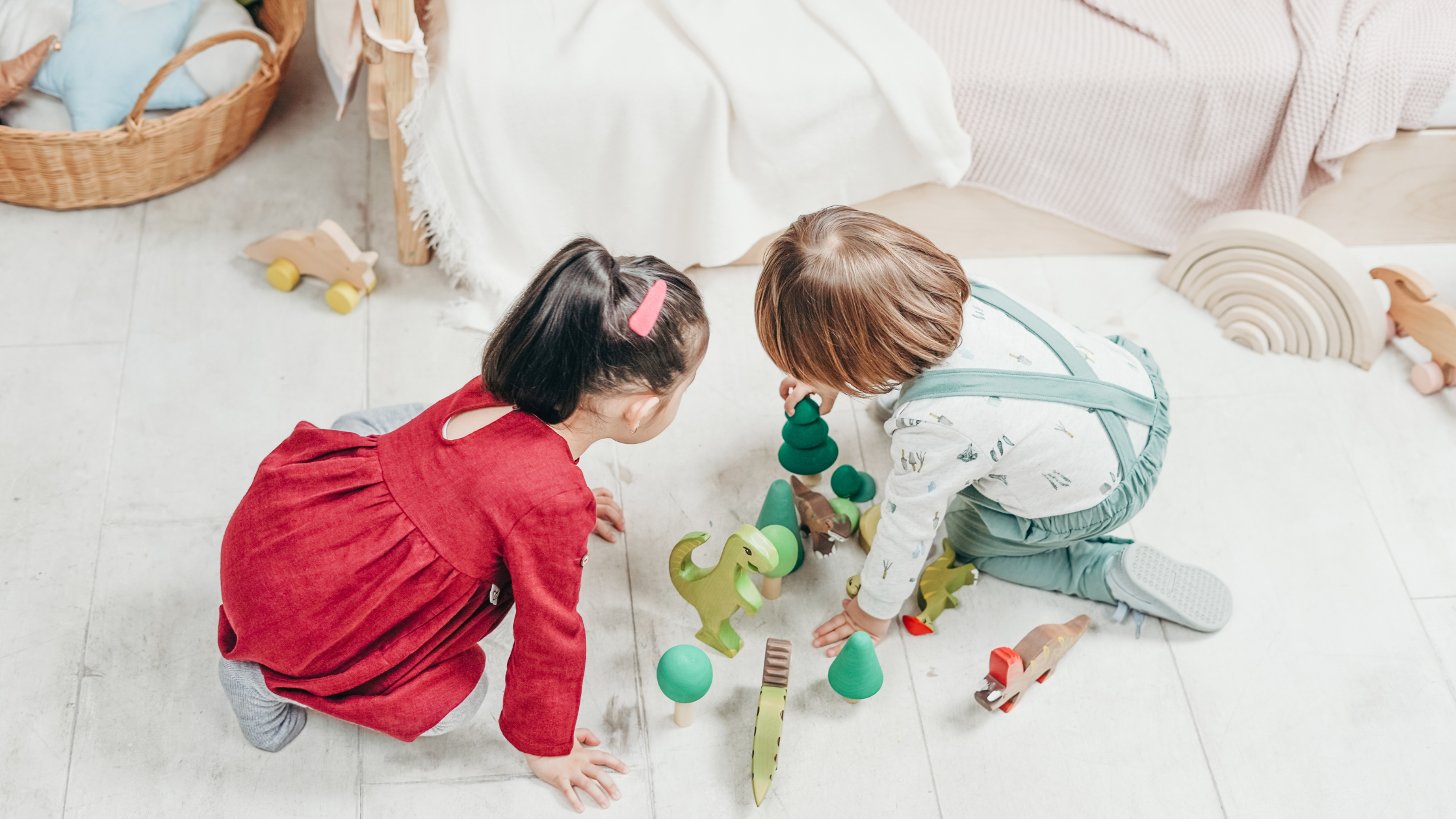 Kinder spielen, Spielen fördert die Sprachentwicklung, freies Spiel am Boden