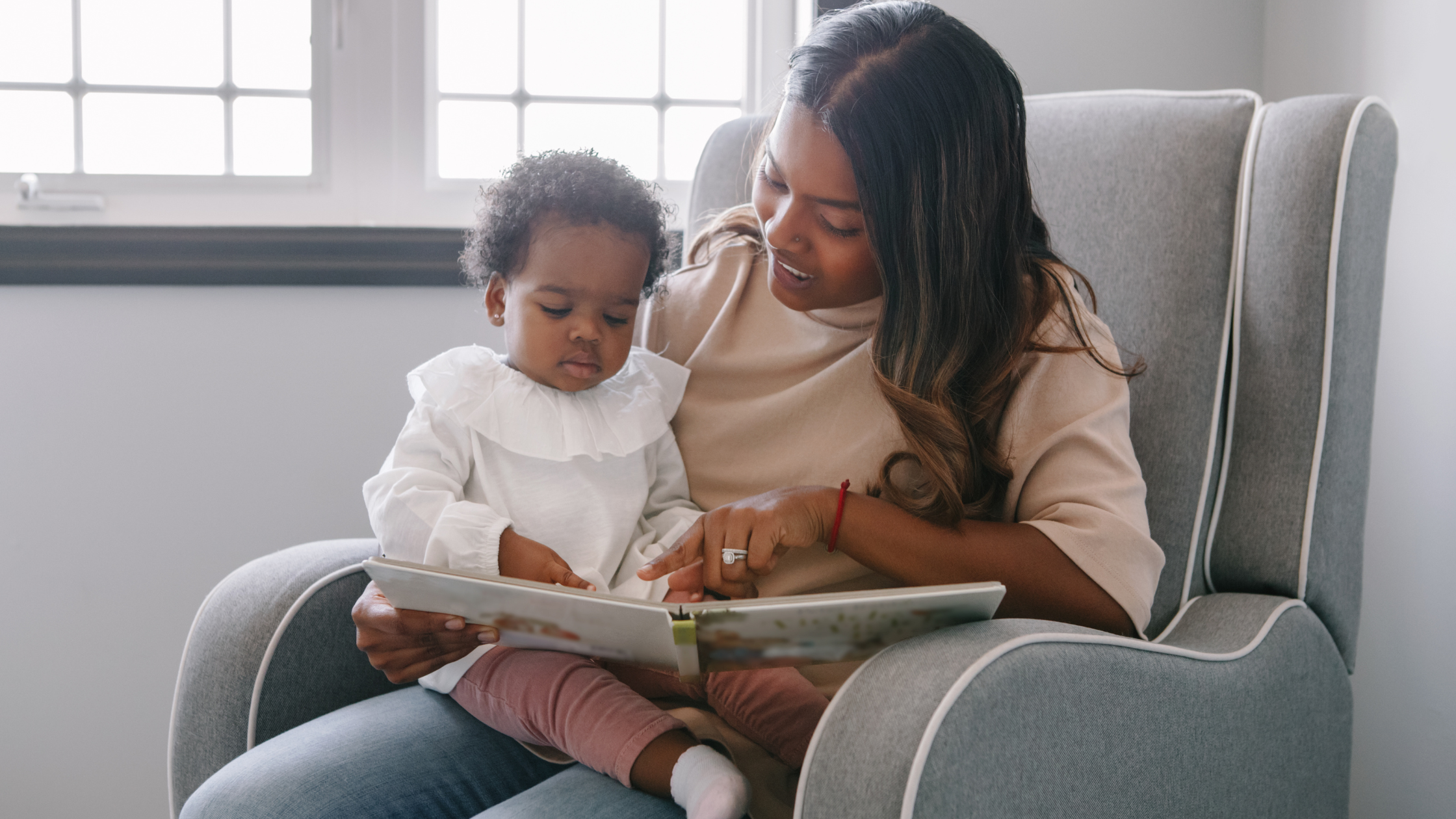 Buch anschauen, Mama Kind, Bilderbuch, Sprache fördern, Sprachförderung
